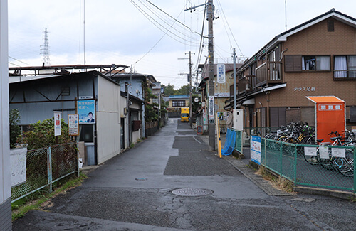 直進し道路を右折します イメージ